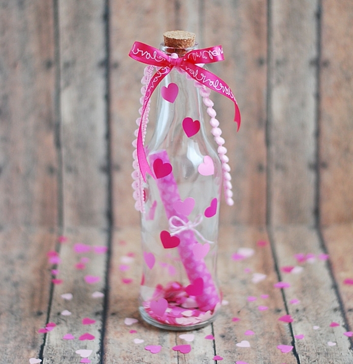 manualidades con botellas de plastico y vidrio, botella decorada con pequeños corazones de papel en rosado, botella con mensaje