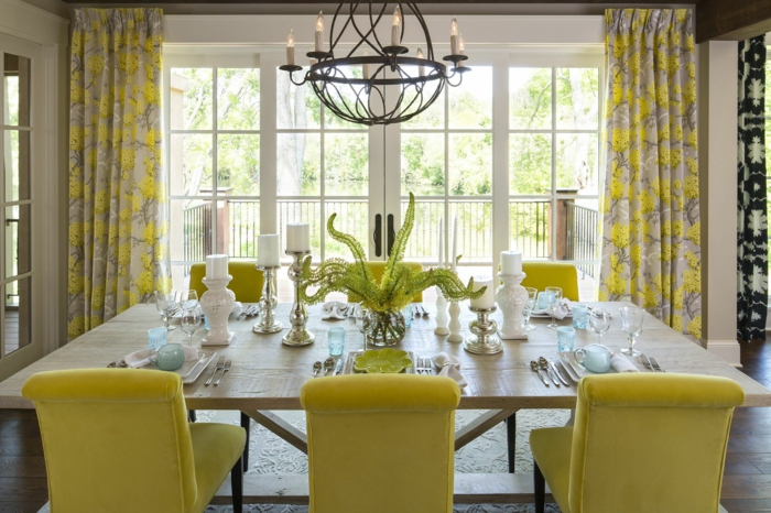 cortinas de cocina, comedor elegante con muebles en color limón, cortinas con motivos florales en el mismo tono de amarillo 