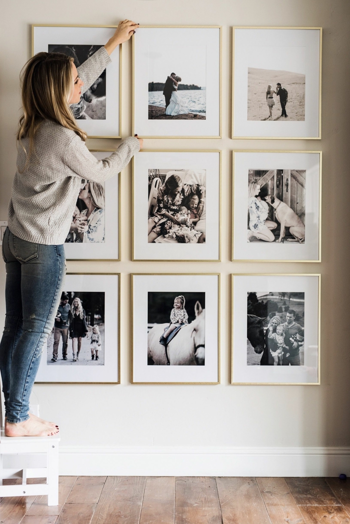 decorar con fotos, como decorar la casa de manera personal, cuadros con fotografías familiares en blanco y negro colgados en la pared