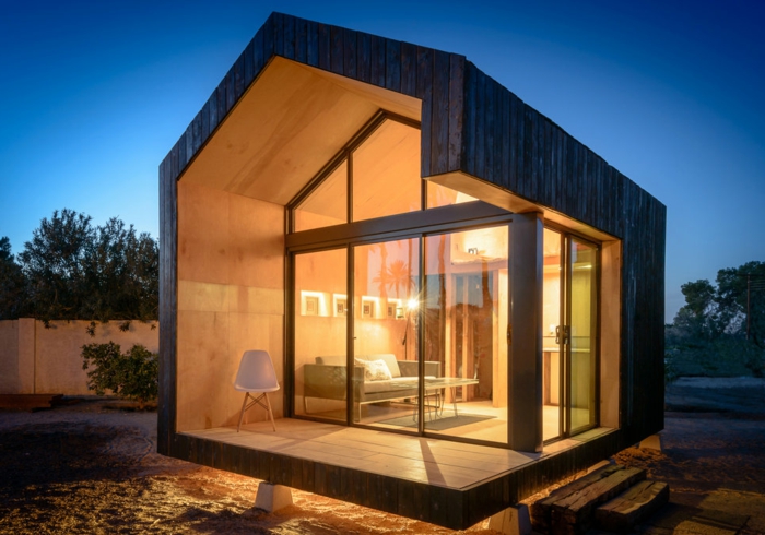 mini casas, diseño ultra moderno, minicasa de madera con forma asimétrica, interior decorado en estilo minimalista