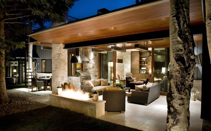 estupenda idea de terraza de verano, decoracion terrazas en colores terrosos, chimenea moderna y lámparas empotradas
