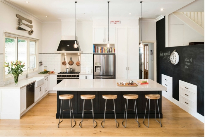 cocina blanca con elementos del estilo industrial, nuevo estilo con elementos decorativos originales en el diseño