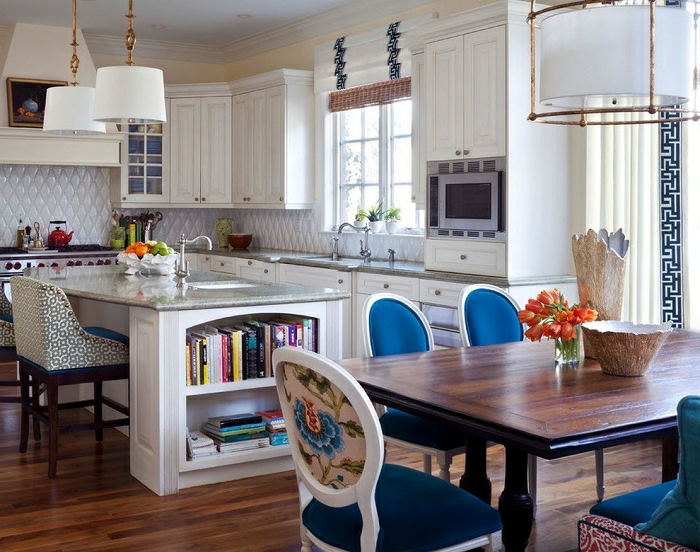ikea cortinas, cocina con comedor, interior en blanco con detalles en azul, cortinas aireadas en blanco con motivos en azul 