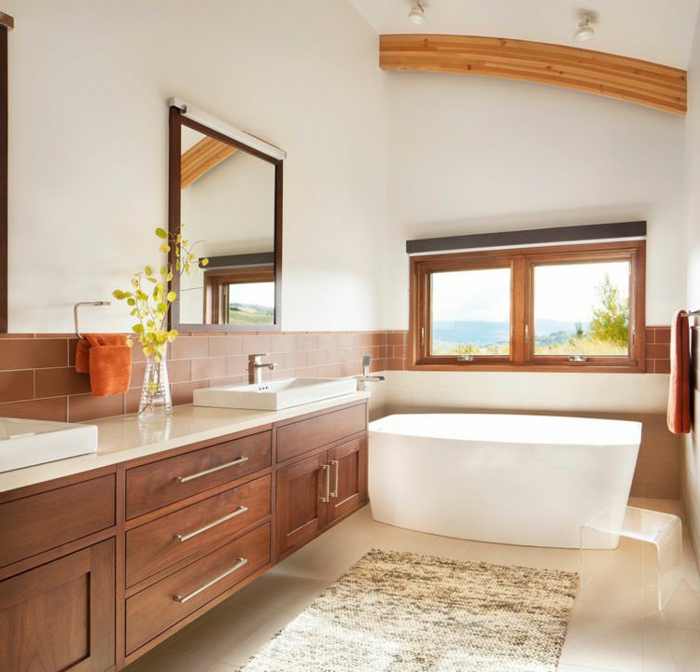 baño espacioso decorado en tonos claros con muebles de madera, toque rústico y bañera moderna, vigas de madera para baños rústicos