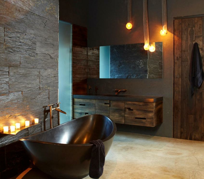 interior en colores oscuros con iluminación original y bañera vintage en marrón oscuro, baños rústicos de encanto 