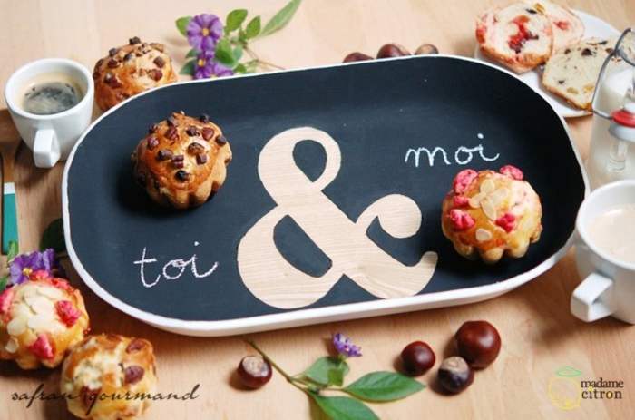 propuestas de regalos romanticos para el día de los enamorados, tablero con mensaje romántico y cupcakes decorados de frutas secas 