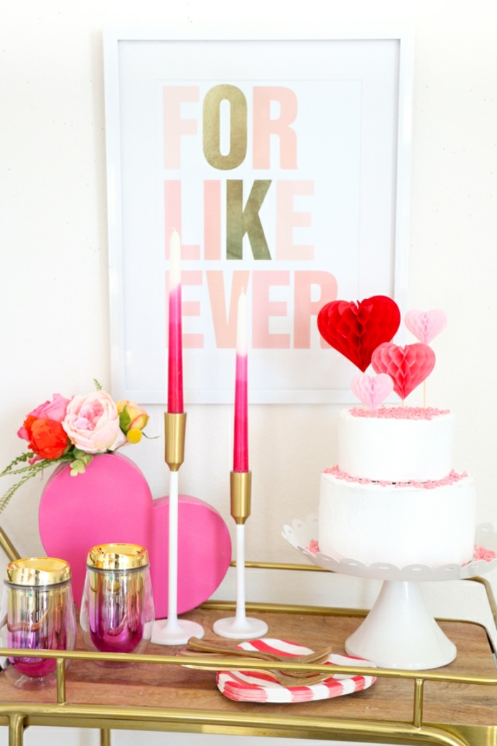 cosas DIY que regalar a tu novio, decoración casera con detalles en color rosa y rojo, tarta de nata decorada con palillos de corazones 