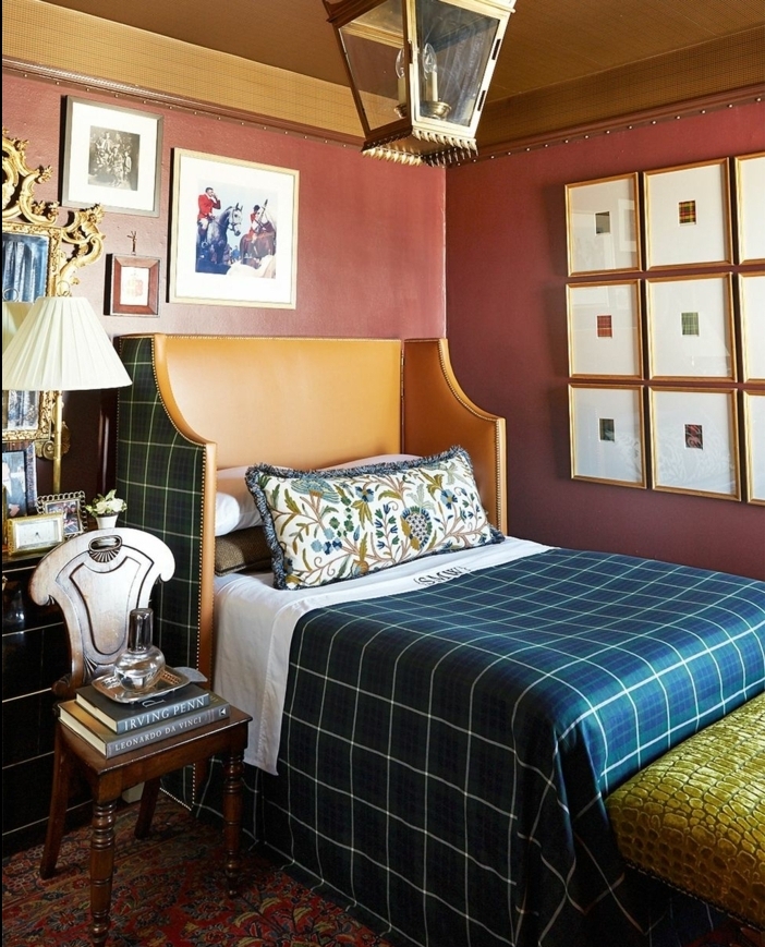 cuarto en estilo vintage con muchos cuadros decorativos colocado en forma de cuadro, cuadros ikea para un dormitorio vintage