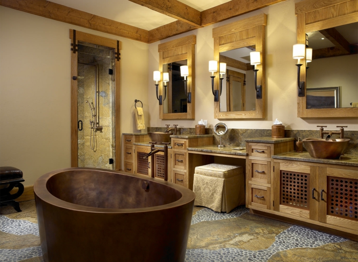muebles para conseguir una decoracion rustica, bañera de cobre de forma oval, espejos con marcos de madera y decoracion con vigas de madera 