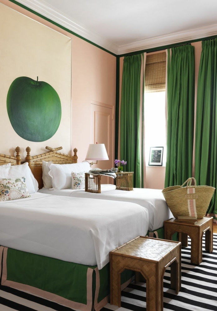 dormitorio moderno con elementos vintage decorado en color verde manzana y rosado, muebles de madera, cortinas en verde, ideas con cuadros ikea 