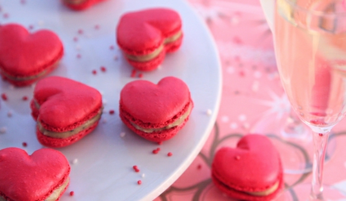 ideas para regalos romanticos, macarrones en color rosa en forma de corazones, galletas decorativas hechas a mano 