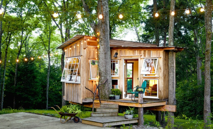 mini casas, preciosa cabaña de madera de tamaño pequeño, base apoyado en los árboles, escaleras originales