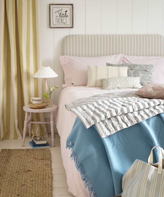 dormitorio de encanto decorado en colores pastel, cobijas en rosado y azul, cuadros ikea para decorar habitaciones