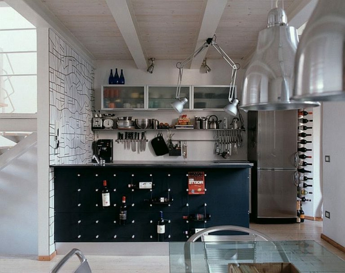 ideas original para la cocina, estantes modernos y elementos vintage, cocinas blancas con detalles en colores