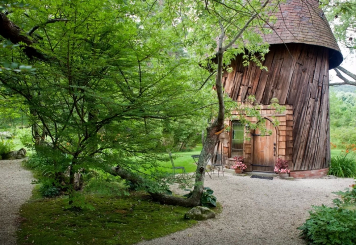 mini casas, bonita propuesta de cabaña de madera de diseño interesante colocada en el bosque, revestimiento de madera y techo con ladrillos