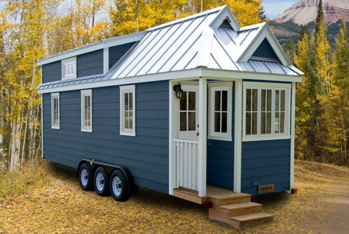 casas moviles, casa pequeña en ruedas hecha de madera pintada en azul y blanco, precioso ejemplo de casa prefavbricadas