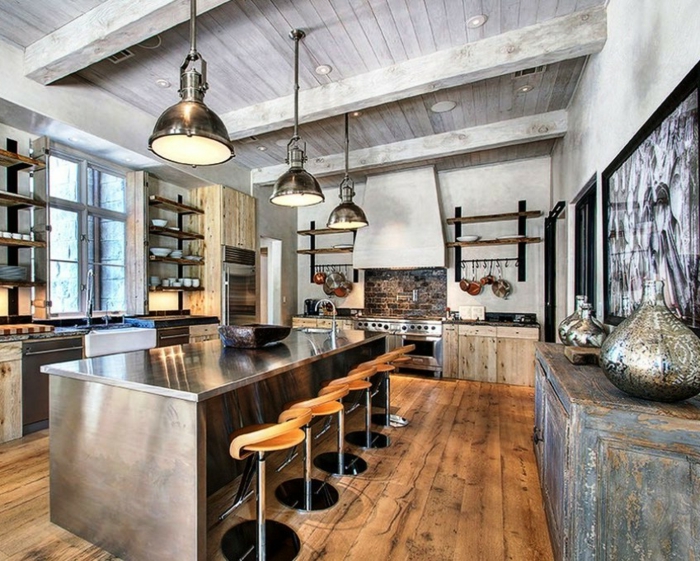 grande cocina revestida en lámina con techo con vigas de madera y suelo de parquet, sillas de barra de madera con diseño en nuevo estilo