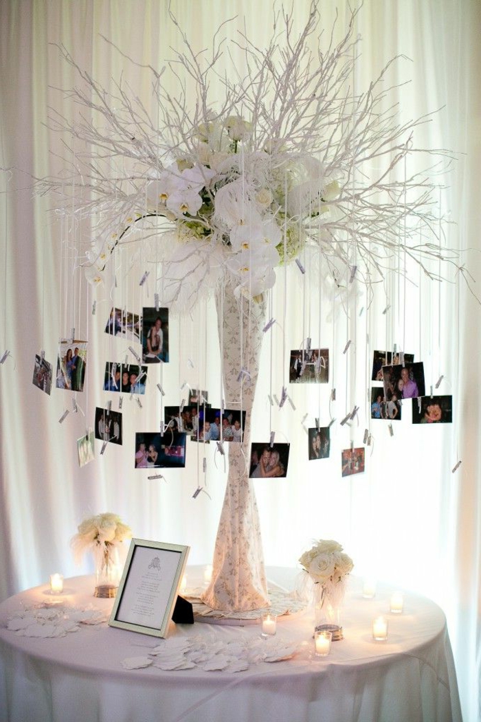 marcos de fotos originales, idea original para decorar la mesa de los novios en una boda, mesa decorada en blanco con muchas fotos colgantes 