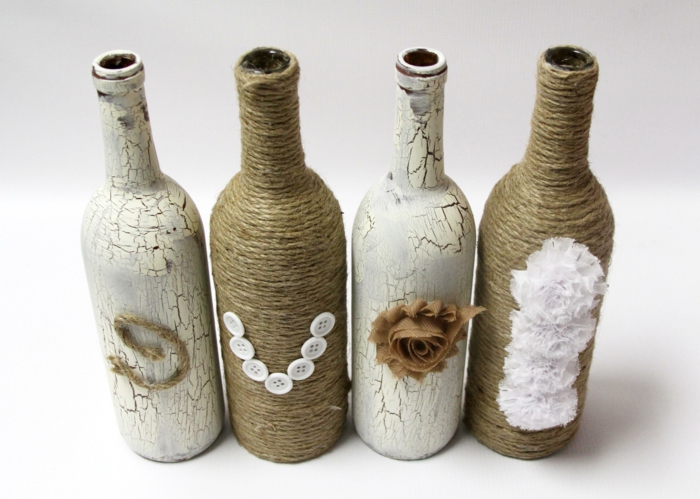 botellas de encanto decoradas con pintura y hilo cañamó, botellas en beige y blanco con flores deocrativos