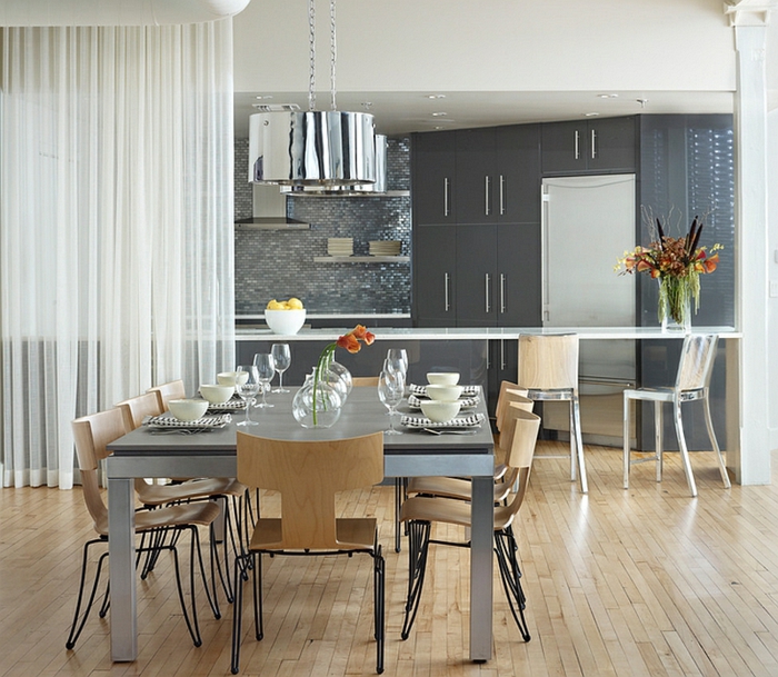 ikea cortinas, cocina y comedor modernos separados de visillo en blanco, cocina decorada en gris con suelo de parquet