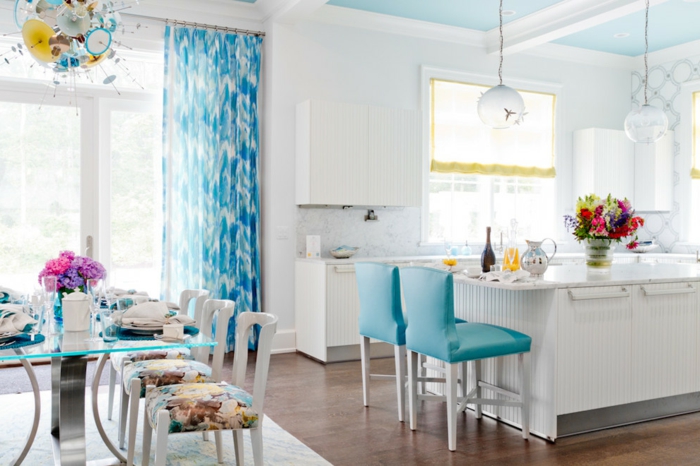 cortinas baratas, cocina con comedor en colores claros, cortinas en color aguamarina, comedor con alta barra y sillas tapizadas en azul 