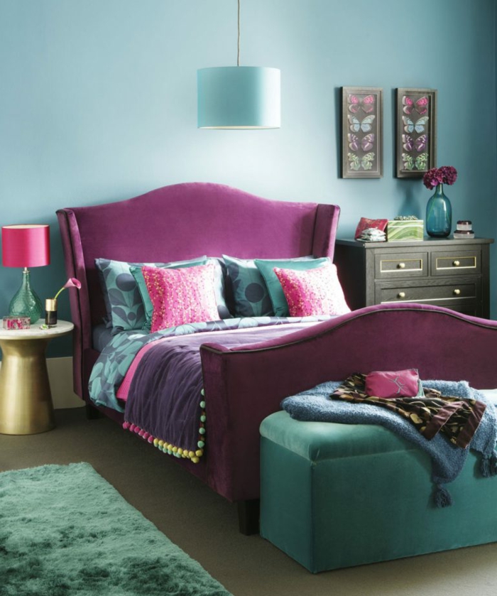 habitación decorada en estilo vintage en el gama azul, cama en morado tapizada de terciopelo, cuadros ikea colgados en la pared