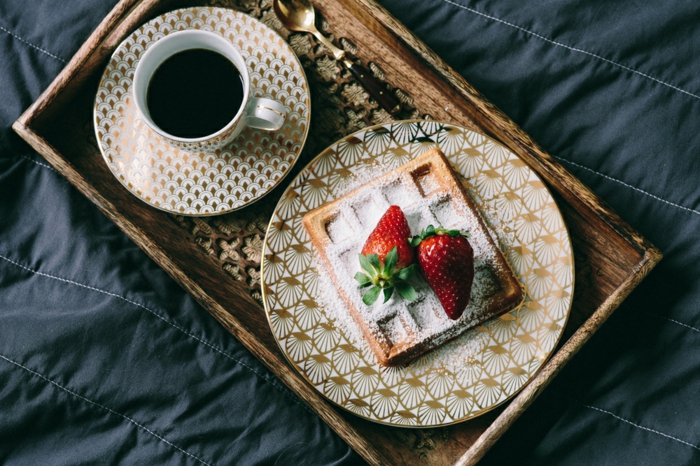 desayuno de encanto en la cama, como sorprender a tu pareja de una manera original, crepe con fresas y taza de cafe 