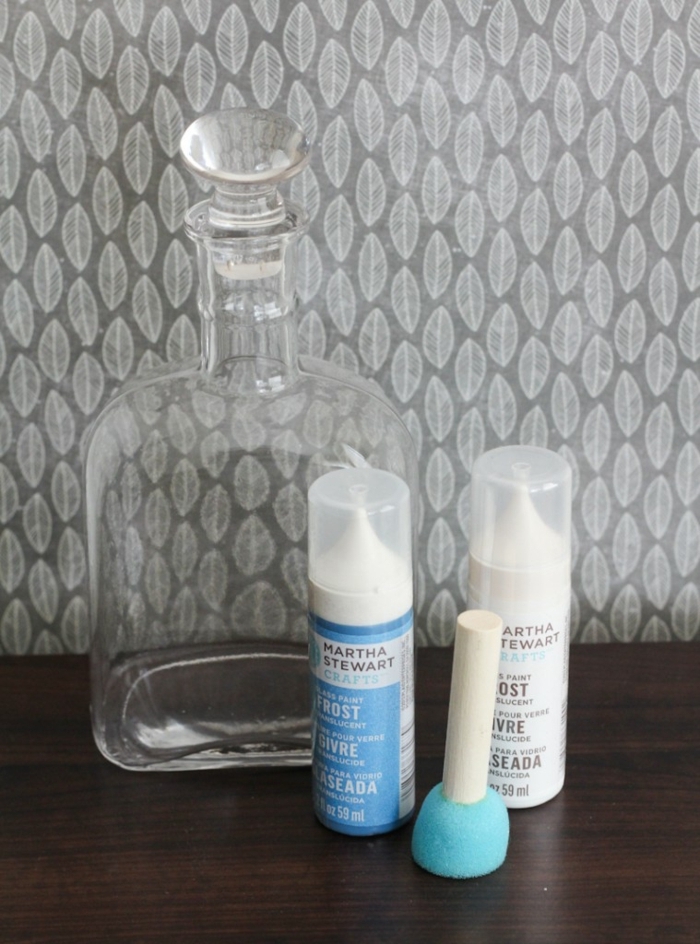 materiales para decorar una botella de vidrio, manualidades recicladas simples de hacer, botella de cristla de bonito diseño 