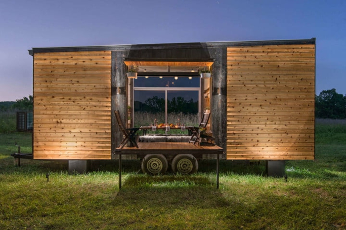 casas moviles,mini casa de campo prefabricada colocada en una valle, ideas para una cena romántica en la veranda 