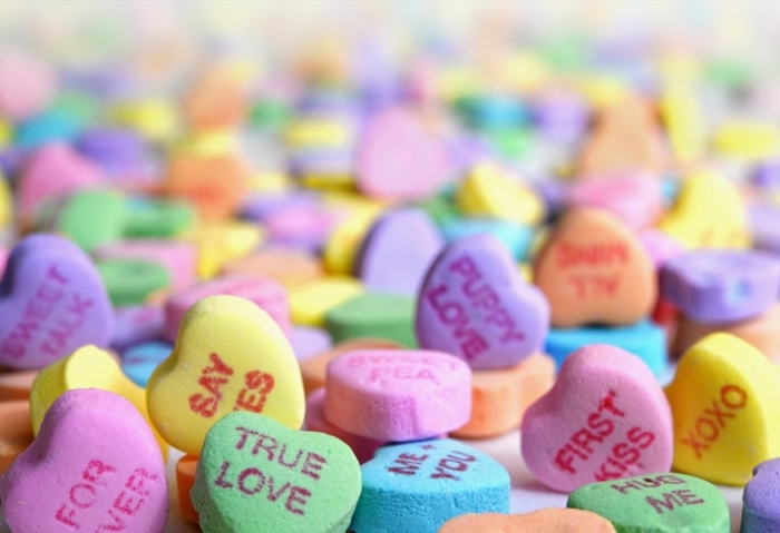 caramelos con estampados y mensajes románticos y amorosos, como sorprender a mi novia de una manera original, caramelos multicolor 