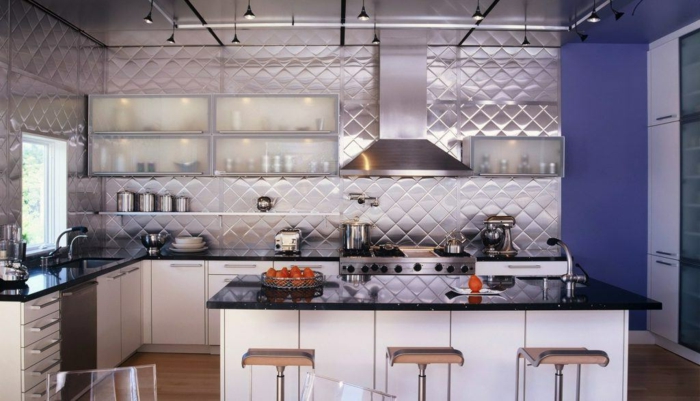 preciosa idea para decorar la cocina, paredes laminadas, muebles cocina funcionales en blanco, partes de la pared en color lila