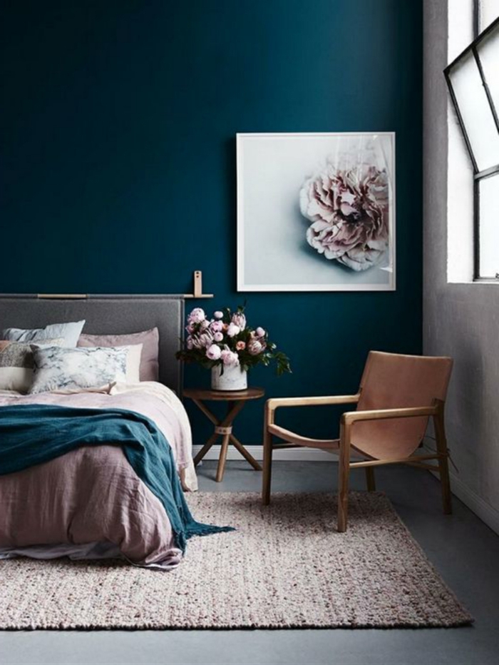 estancia acogedora decorada en azul saturado y tonos pasteles, cuadros modernos para habitaciones dobles
