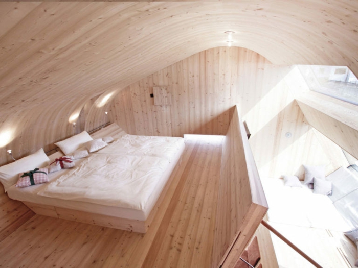 mini casas sobre ruedas, interesantes elementos arquitectónicos, casa pequeña revestida de madera, grande cama doble