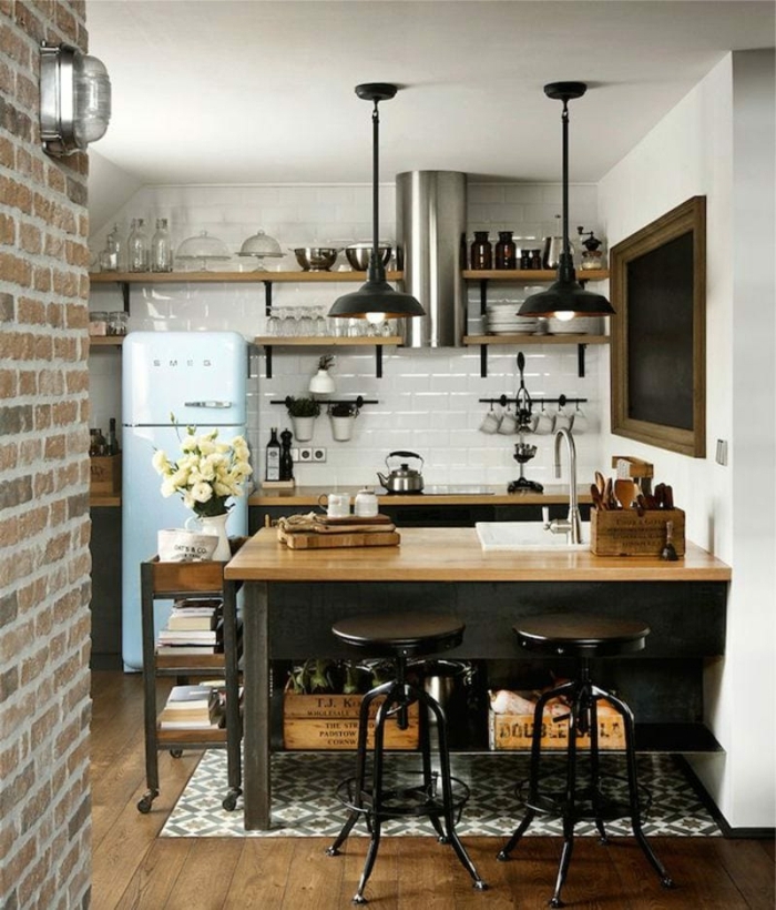 cocinas blancas con muebles de madera, barra funcional con sillas de barra negras y pared de ladrillos