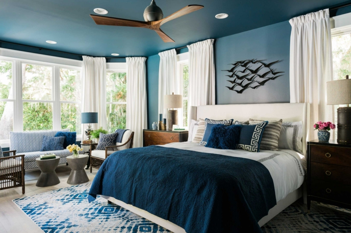 ideas con vinilos decorativos, habitación en las tonalidades del azul y blanco, grandes ventanas