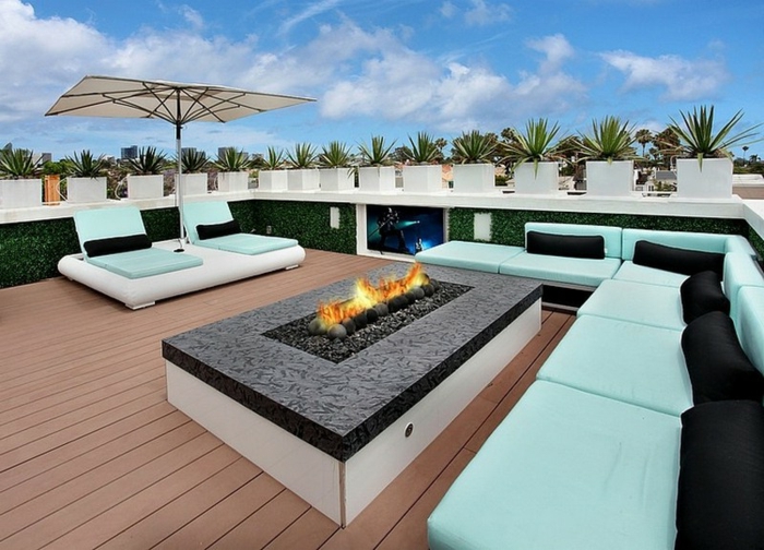 ideas coloridas para grandes terrazas, propuesta para decorar terrazas, sofá y sillones modernos tapizados en color aguamarina claro 