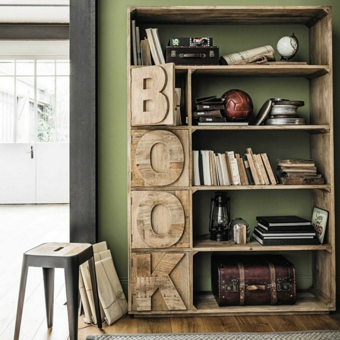 estanterias para libros, idea de estantería de madera con estantes con puertas, palabra Book, pelota, globo pequeño, maleta antigua