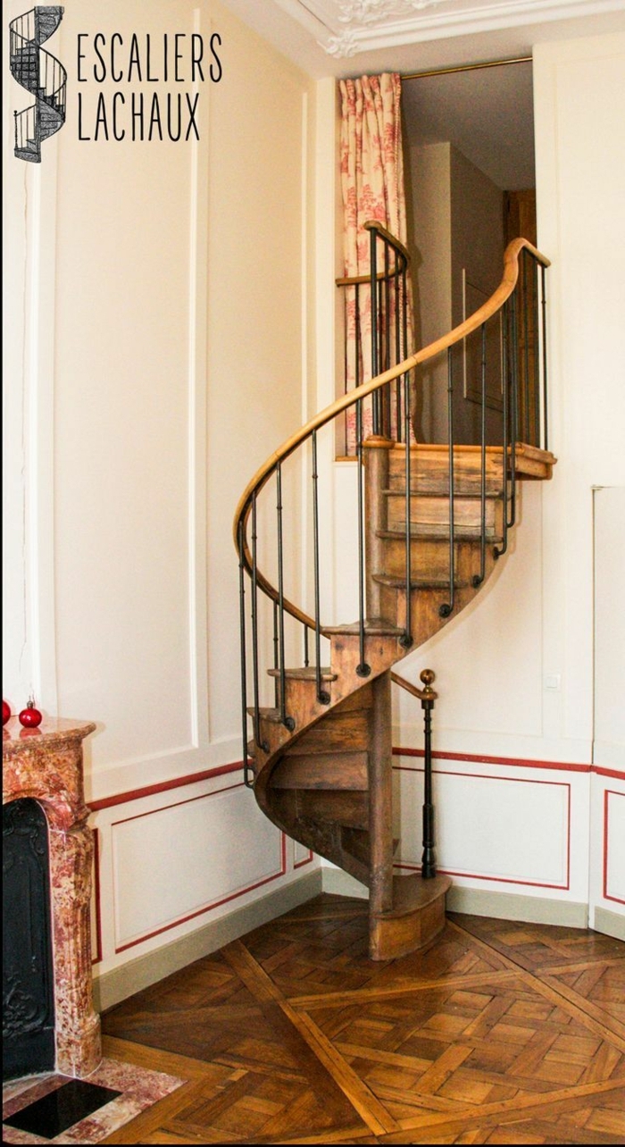 escaleras modernas, salón con chiemenea, escaleras de caracol de madera, optimización del espacio, suelo con parquet