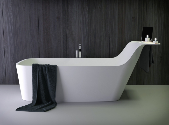 bañera moderna de porcelana blanco con toalla negra y espacio para candelas, detalle de baño moderno, mueble lavabo