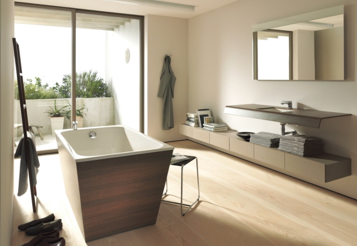 decoración escandinava, baño con mucha luz natural, bañera con imitación de madera, mueble bajo, espejo, suelo laminado