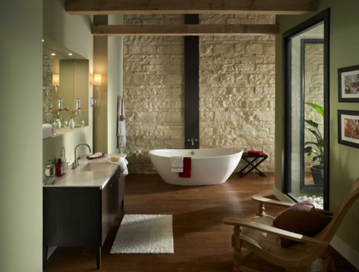 cuarto de baño decorado en verde claro y beige, suelo de parquet y paredes revestidas de madera, muebles de baño rusticos