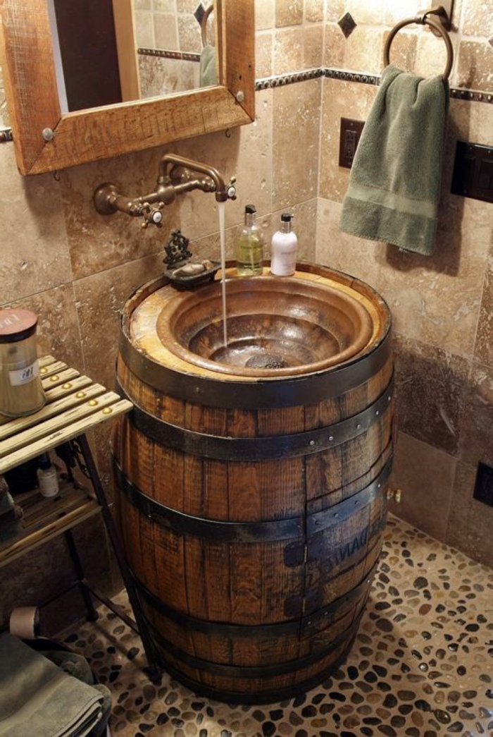 decoración de madera para un baño decorado en estilo rústico, azulejos para baños en beige para las paredes y espejo de madera vintage 