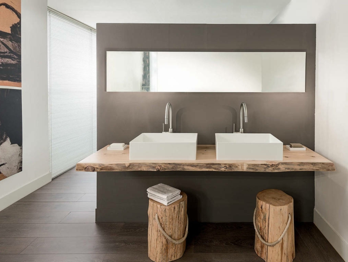 cuarto de baño de diseño minimalista con decoracion rustica, encimera para lavabos hecha de leña, interior en blanco y gris 