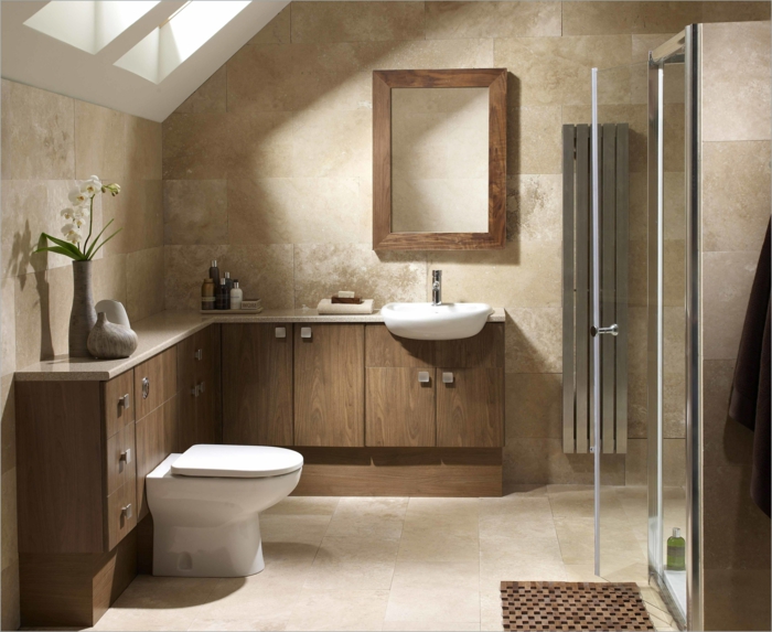 pequeño baño, muebles de madera, techo inclinado con ventana, mueble baño, espejo con marco de madera, cabina de ducha, orquidea