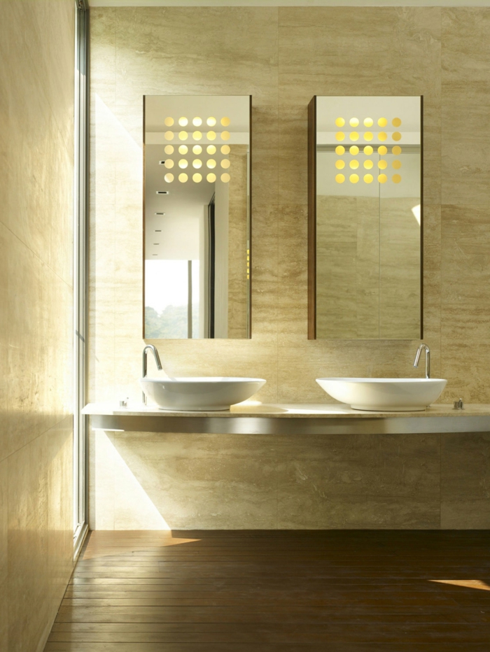 estilo moderno, mueble baño, armarios con puertas de espejo, lavabo doble, luz natural, decoración beige, suelo de tarima, baldosas paredes