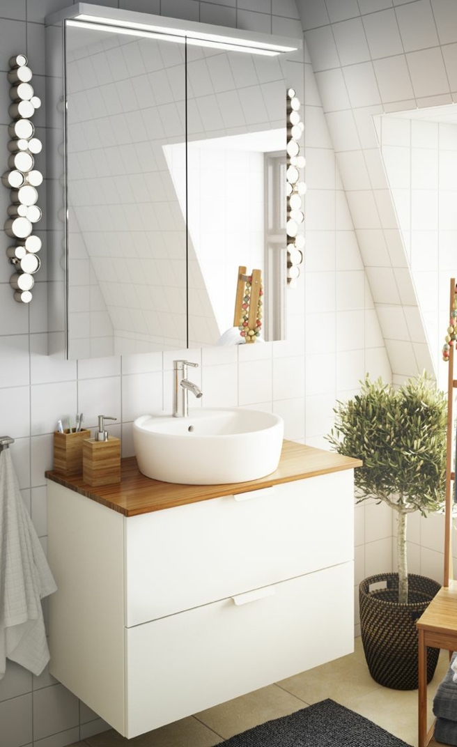 mueble baño, baño pequeño decoración moderna, mueble de lavabo de plástico con cajones, encimera de madera, armario con espejo, árbol decorativo, ventana