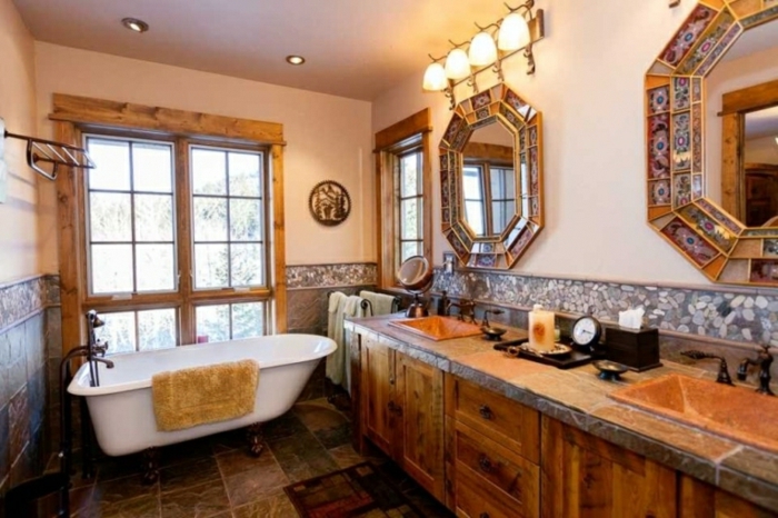 baño típico para la decoracion rustica, espejos ornamentados vintage, suelo de azulejos de diferente color y luces empotrados