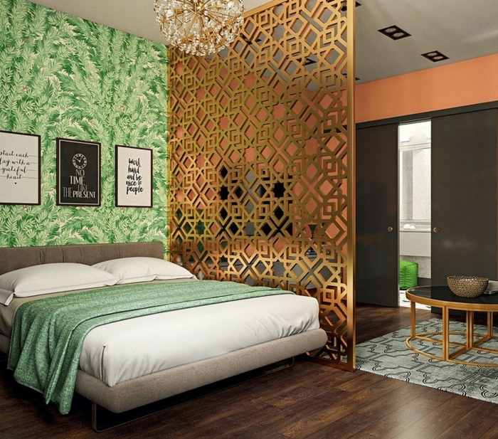 biombos ikea, elegante dormitorio con paredes con papel pintado verde con motivos botánicos, separador de ambientes alto y ornamentado 