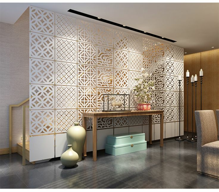 biombos ikea, separador de ambientes con elementos de bordado, salón grande con candelabro vintage 