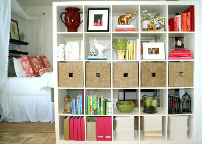 separador de ambientes, habitación pequeña dividida de un grande armario de madera pintado en blanco 